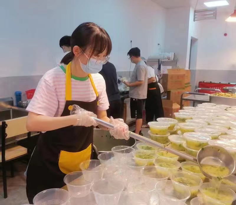 医保办文潇潇在食堂打饭.jpg